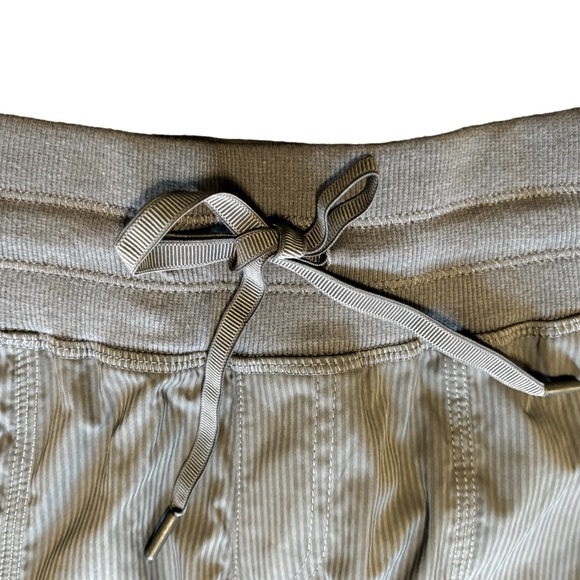 Shambhala Women's Live-In Ease Mid Rise Capri Pants Dark Grey Size Medium - Picture 16 of 16